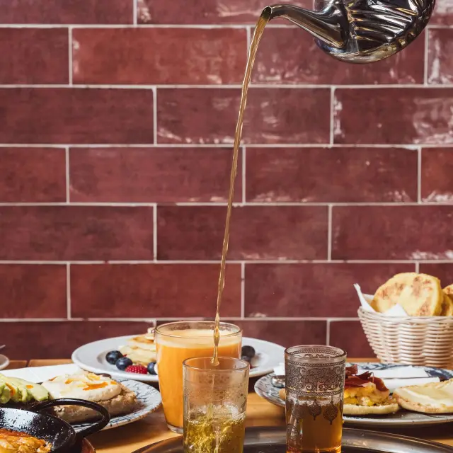 Té sirviéndose en la mesa